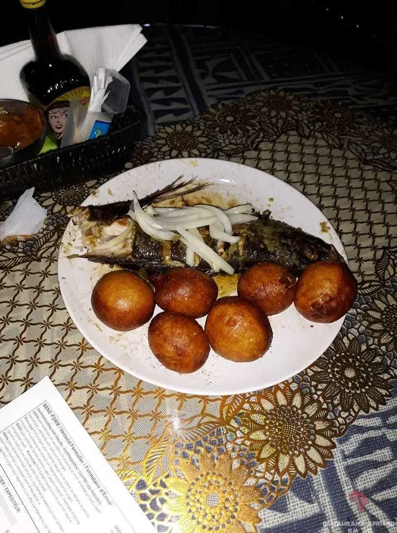 Poisson braisé et beignets