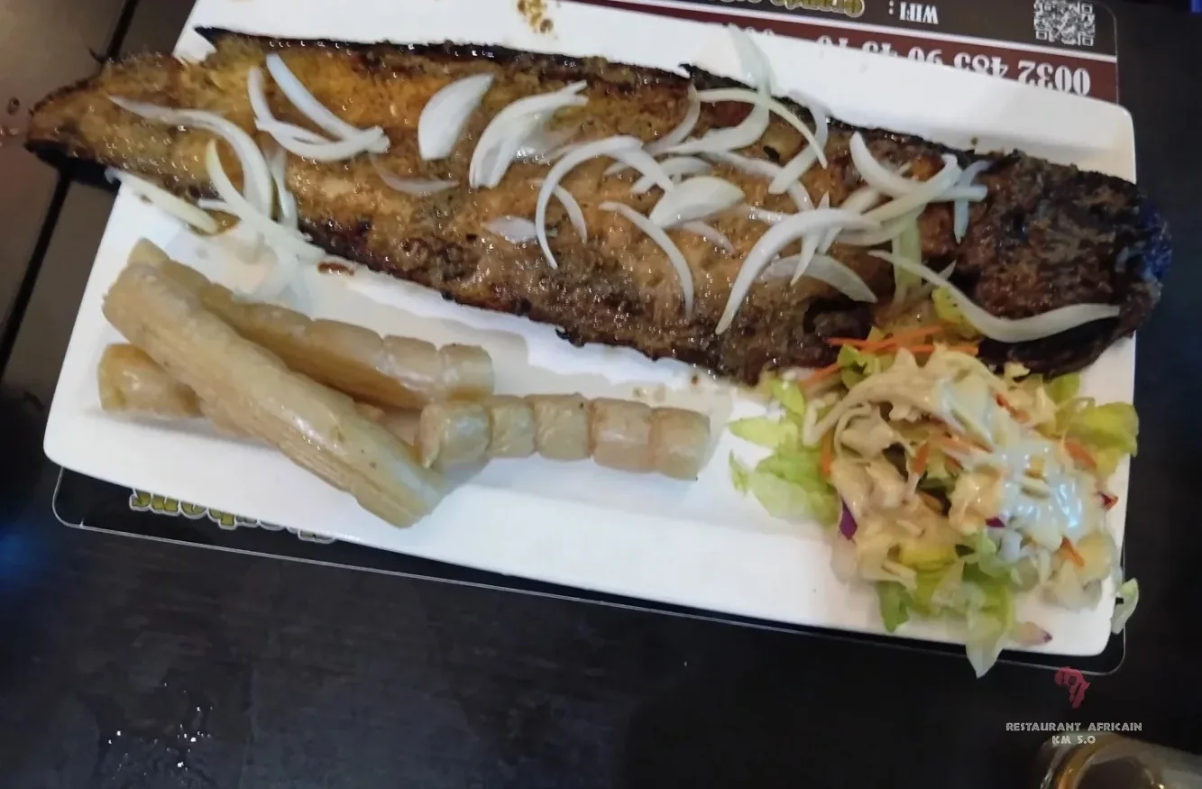 Poisson braisé et bâtons de manioc